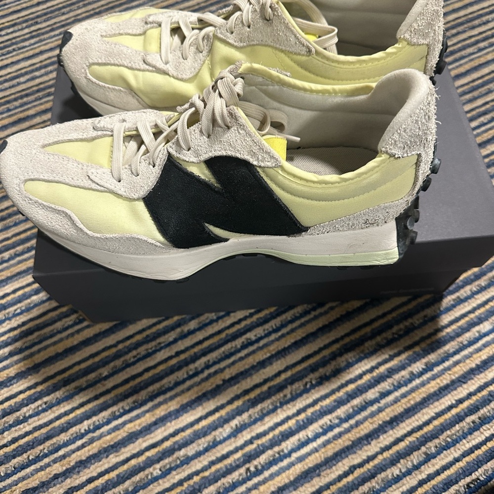 New Balance Women's yellow and Black Sneakers, great condition. Usually wear 9